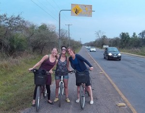 Wie wir uns hier an die Vorschriften auf dem Schild halten sollen ist uns schleierhaft